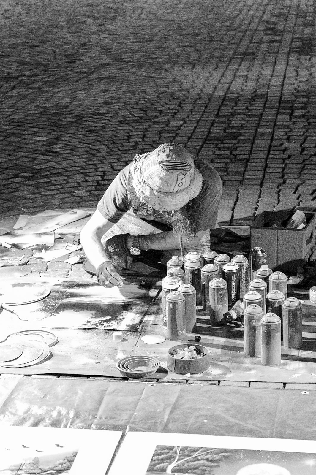 Artiste de rue dessinant a la craie sur les paves la nuit, Francfort