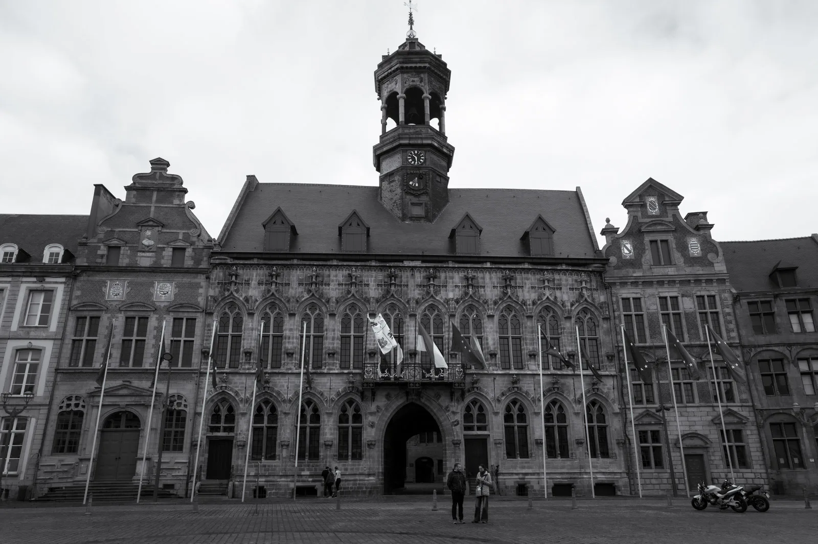L’hôtel de ville gothique sur la Grand-Place presque vide, Mons