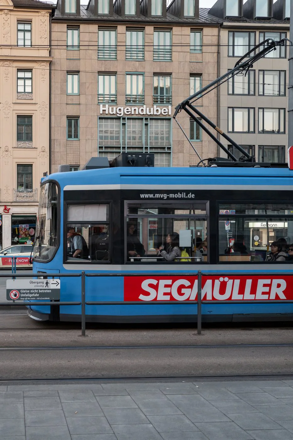 Tram bleu Segmüller passant devant la façade de la librairie Hugendubel, Munich