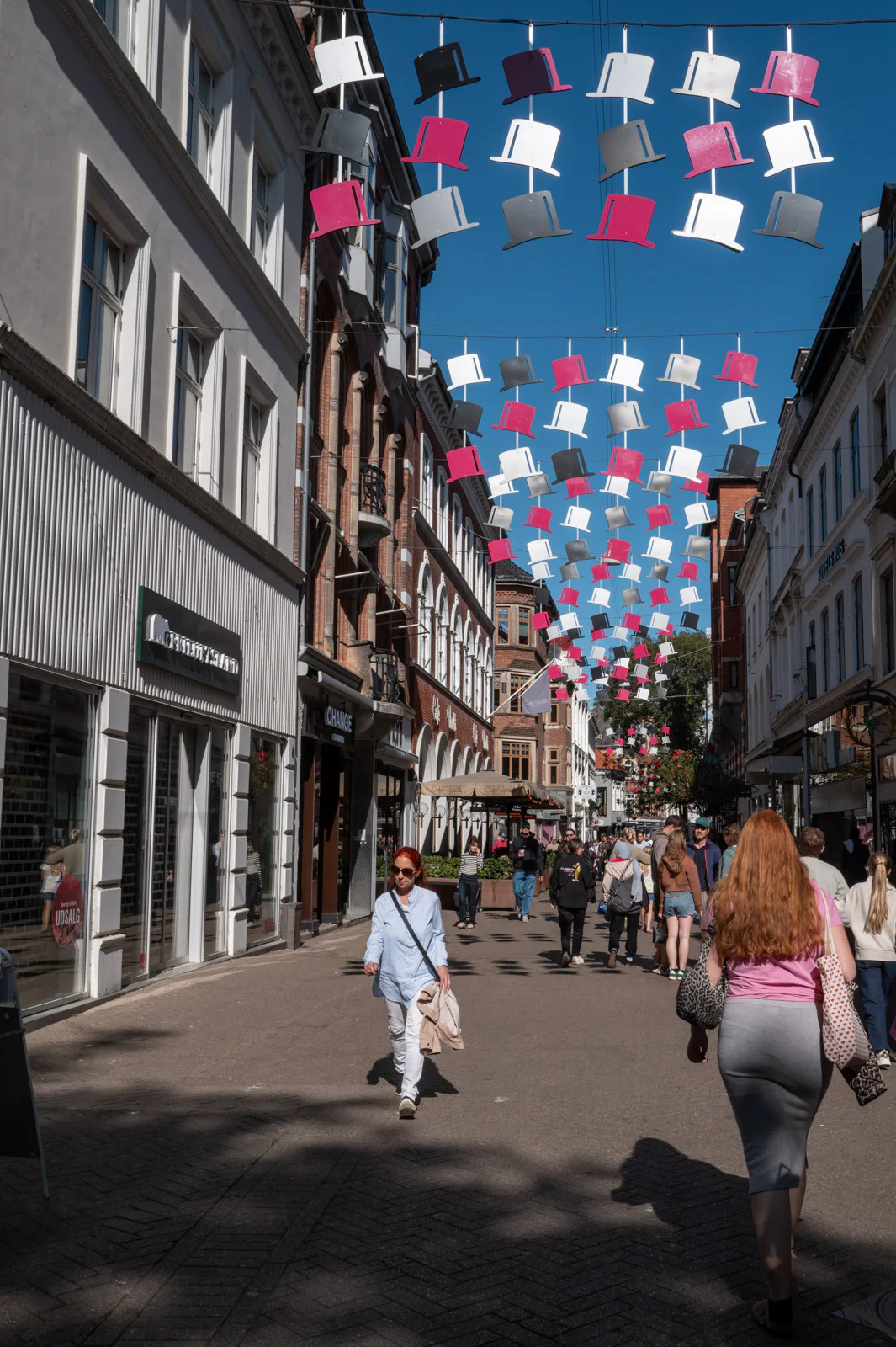 Une rue piétonne sous des centaines de chapeaux haut-de-forme suspendus, Odense