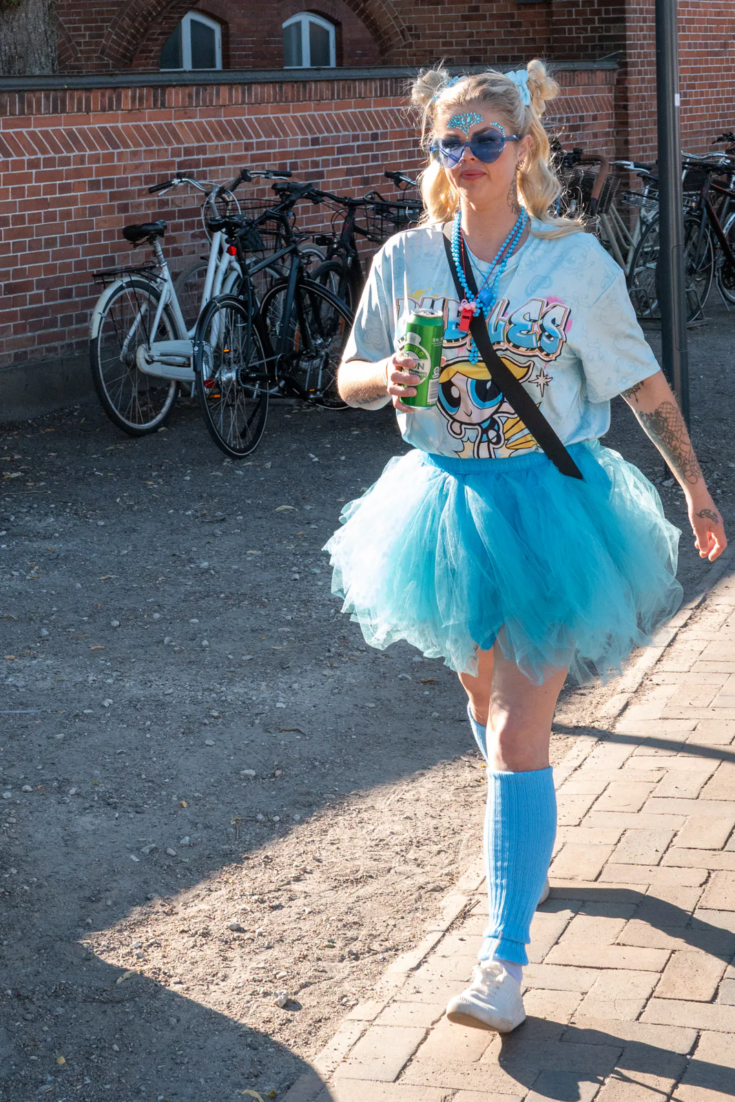 Une jeune femme en tutu bleu, une canette à la main, Odense