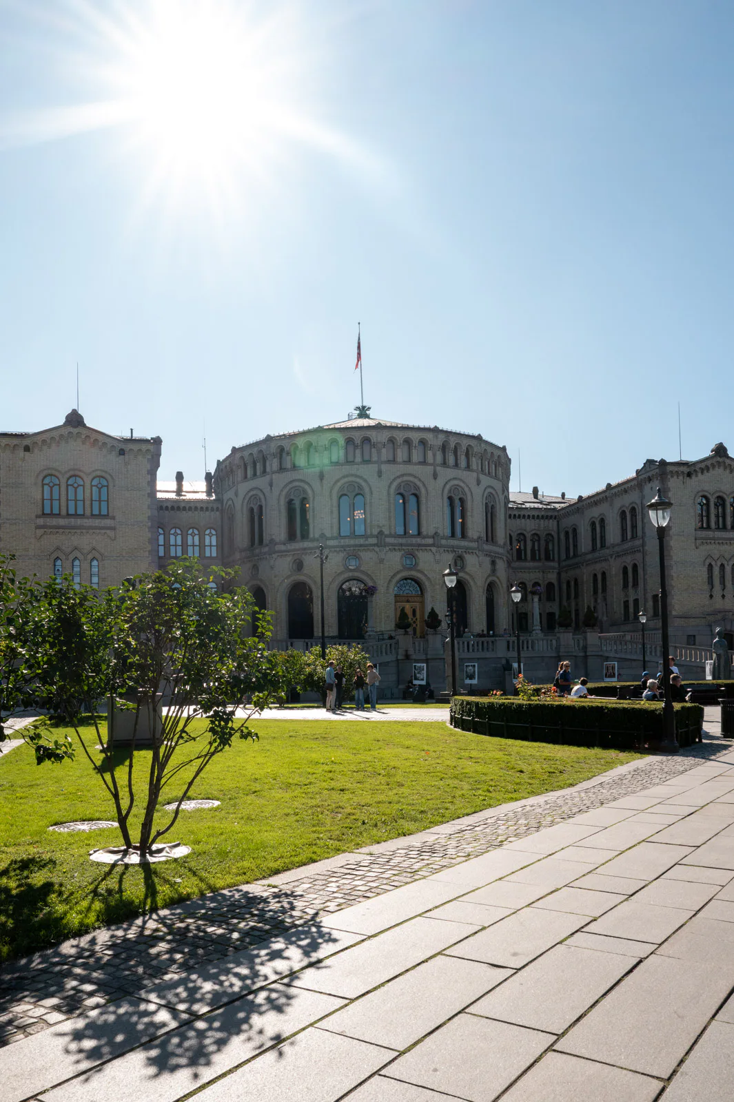 Le Storting, le parlement norvégien, sous un soleil éclatant, Oslo