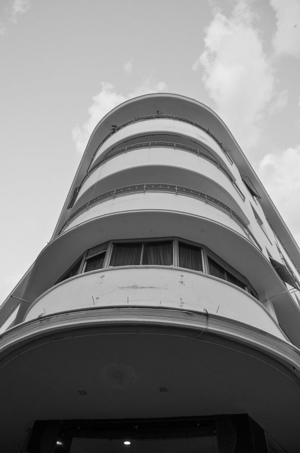 Facade d'immeuble moderniste aux balcons arrondis, Casablanca
