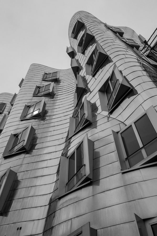 Facade d'immeuble moderne aux lignes obliques, Dusseldorf