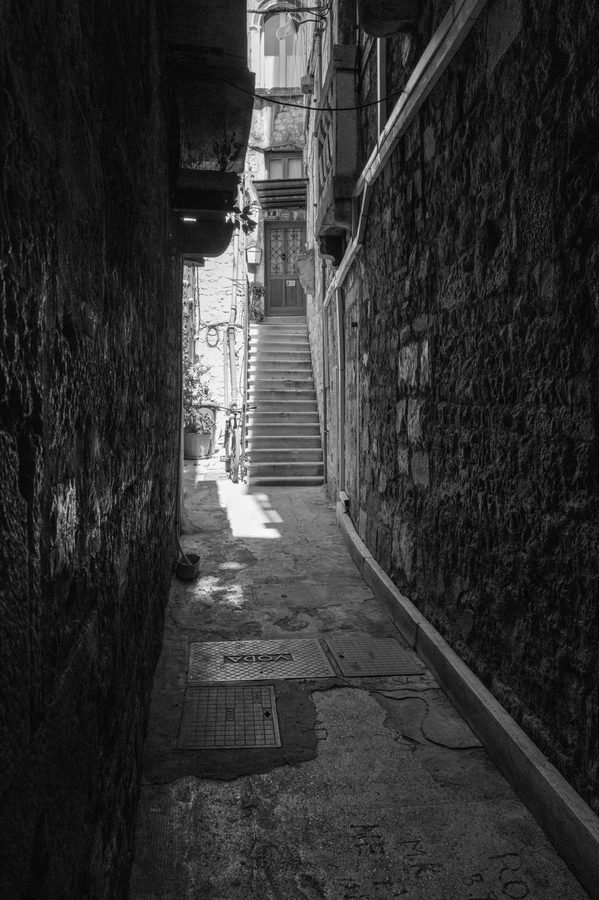 Ruelle etroite entre deux murs de pierre, Split