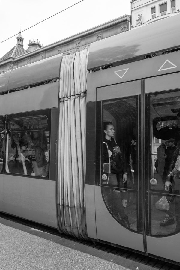 Tramway moderne avec passagers visibles a travers les vitres, Zagreb