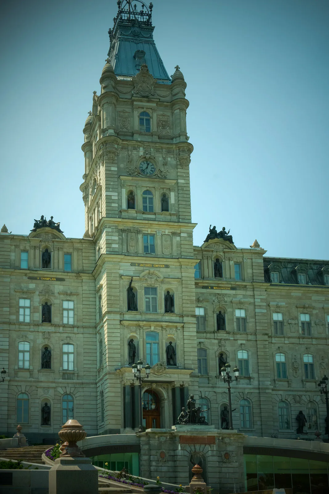 La tour de l’Hôtel du Parlement en contre-plongée sous un ciel bleu, Québec
