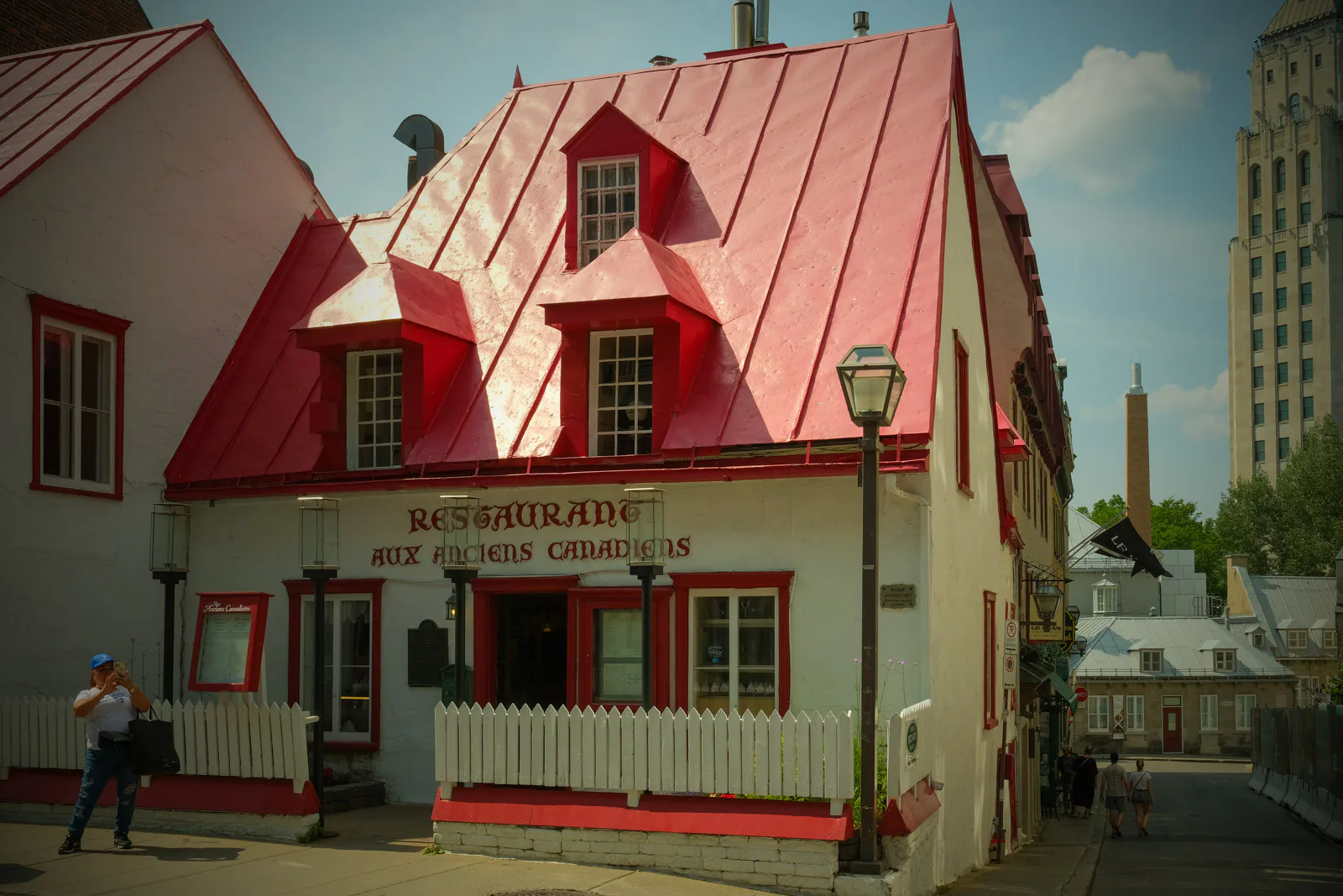 Le grand toit rouge du restaurant Aux Anciens Canadiens, Vieux-Québec