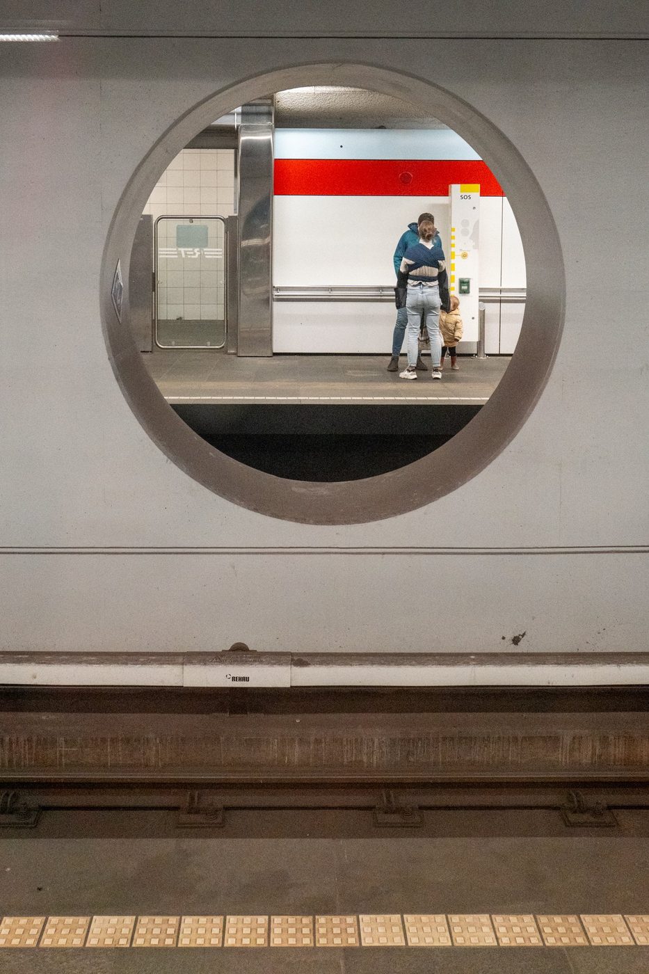 Circular view of a metro platform with a father and his children, Rotterdam