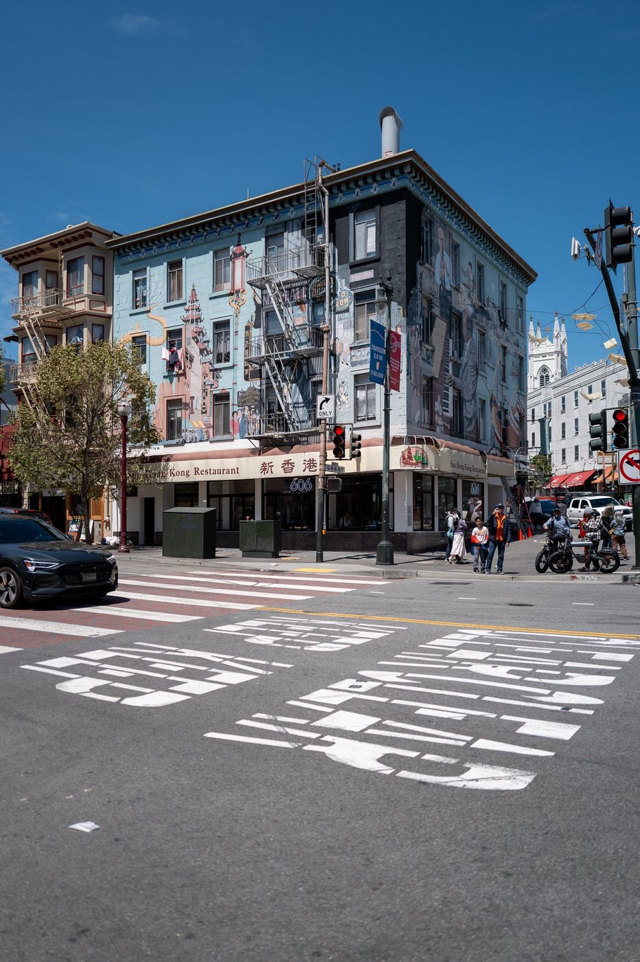 Corner building painted with a mural, Sun Hong Kong restaurant on the ground floor, San Francisco