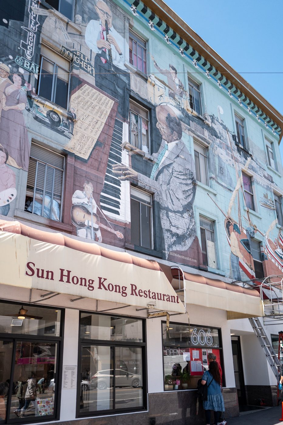 Mural depicting a pianist, façade of the Sun Hong Kong restaurant, San Francisco