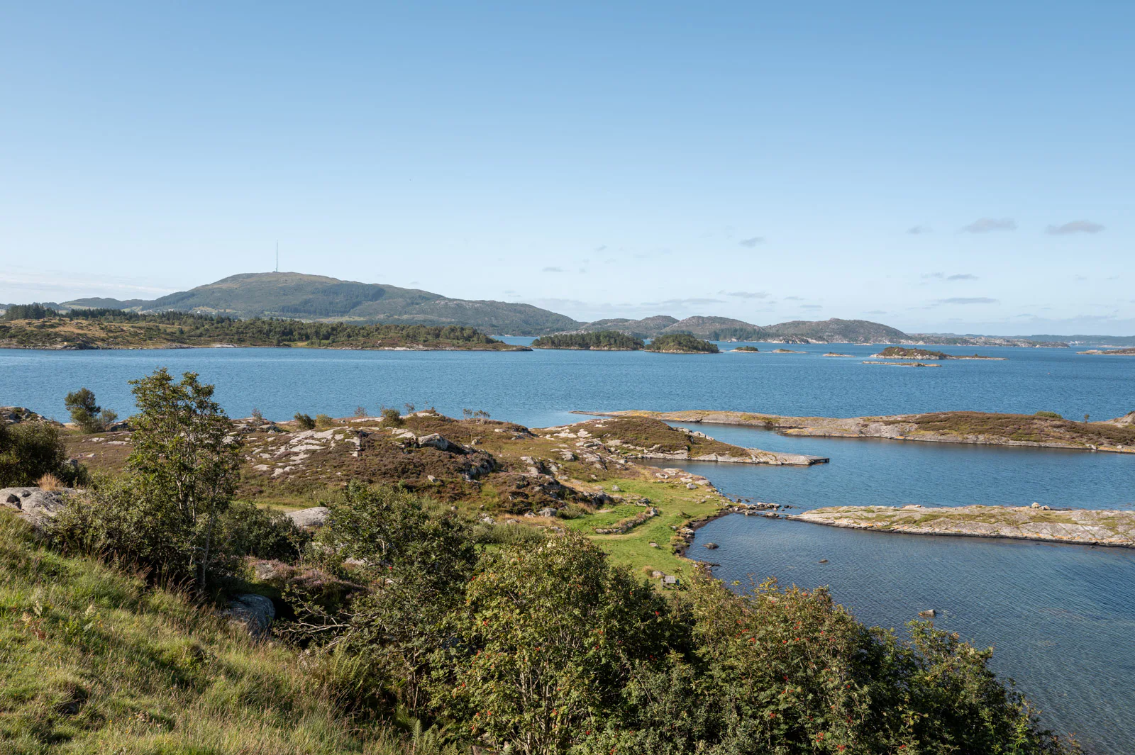 Îles et criques sous un ciel bleu, vues d’une colline, Stavanger