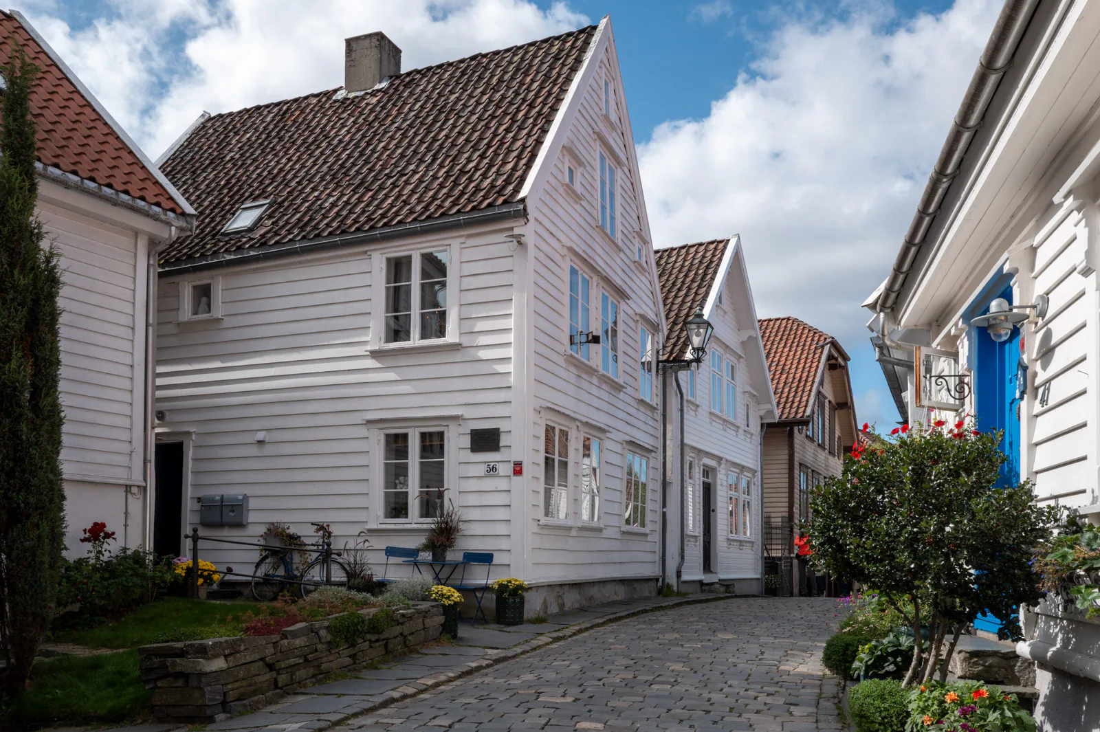 Les maisons de bois blanches de Gamle Stavanger et leurs jardins fleuris, Stavanger