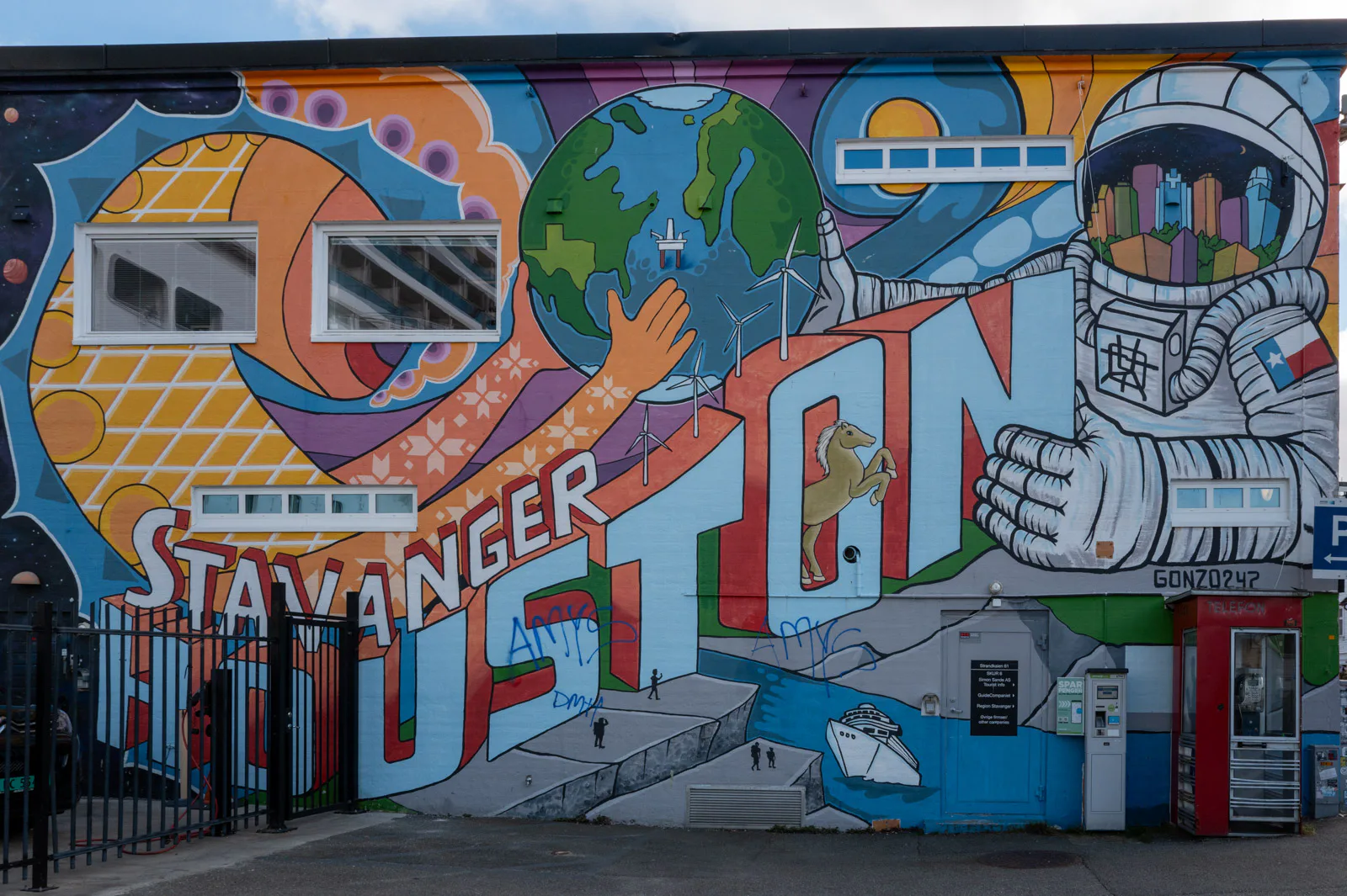 Une grande fresque « Stavanger Houston » avec un astronaute, Stavanger