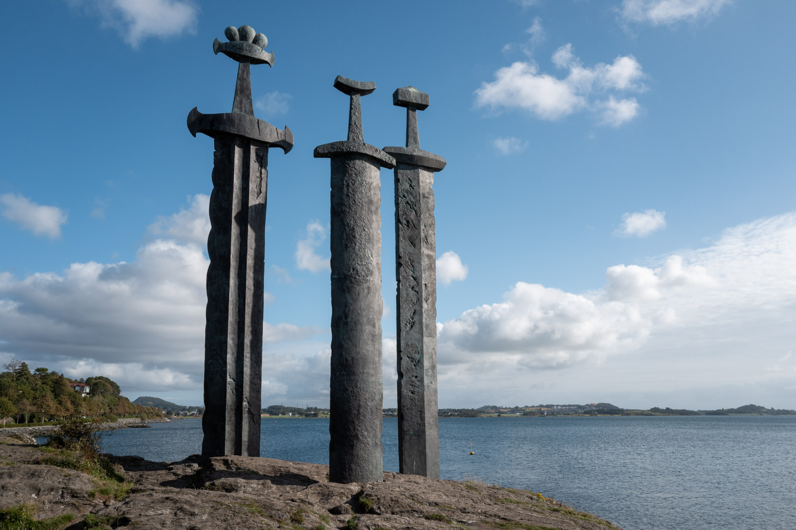 Les trois épées géantes plantées dans la roche au bord du Hafrsfjord, Stavanger