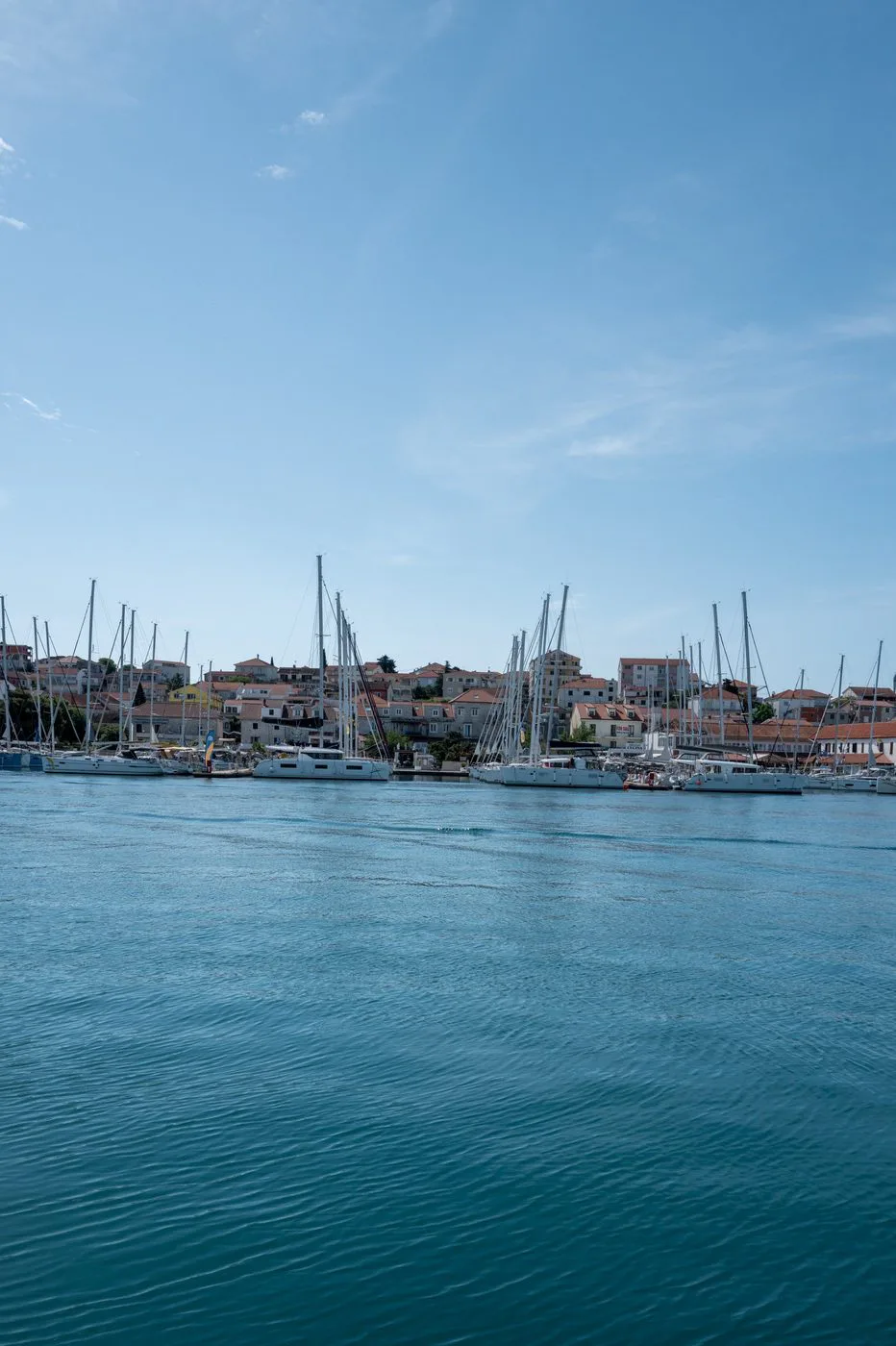 Forêt de mâts de voiliers face aux maisons du bord de mer, Trogir