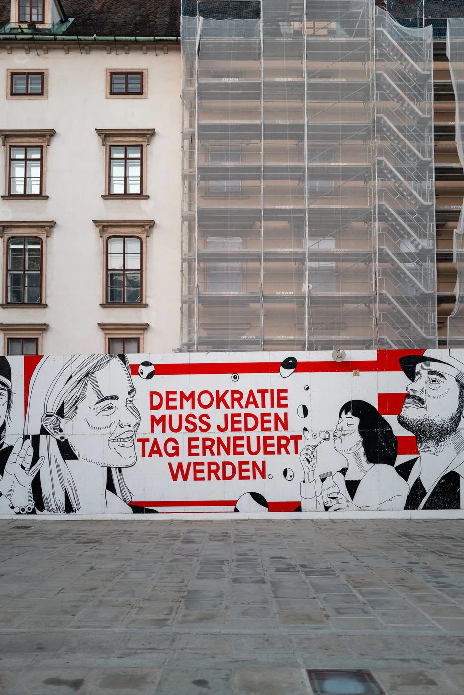 Fresque murale rappelant que la democratie se renouvelle chaque jour, Vienne