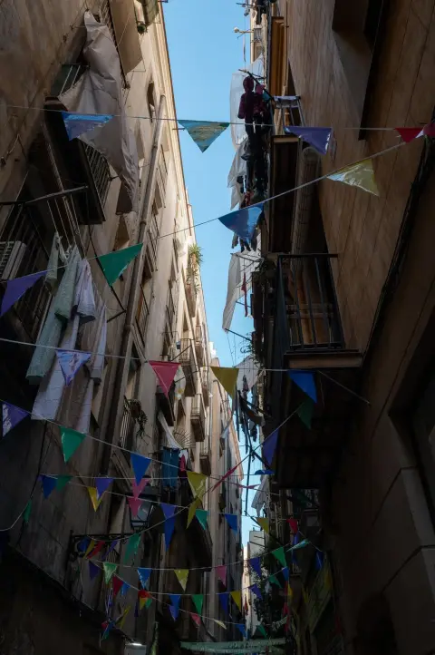 Guirlande de fanions colores entre deux immeubles, Barcelone