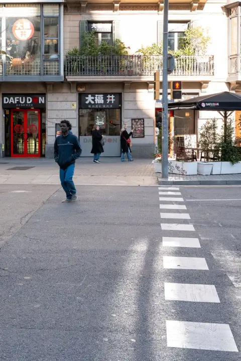 Passage pieton devant une devanture de commerce, Barcelone