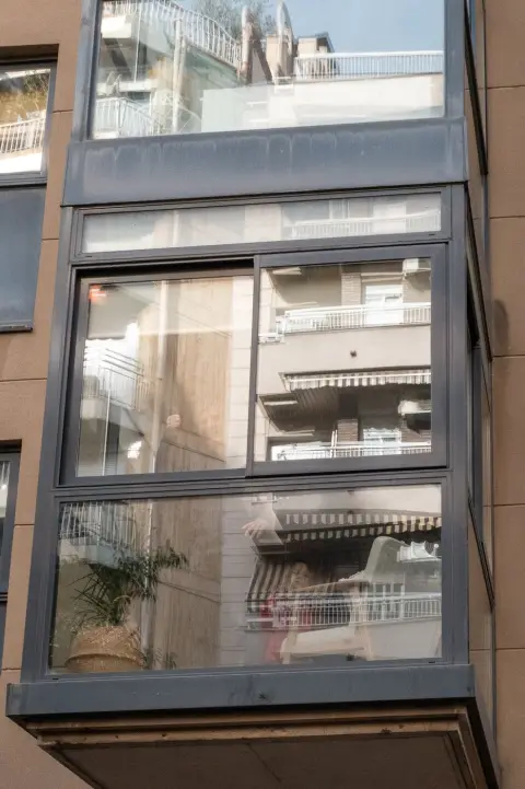 Reflets dans la verriere d'un immeuble moderne, Barcelone