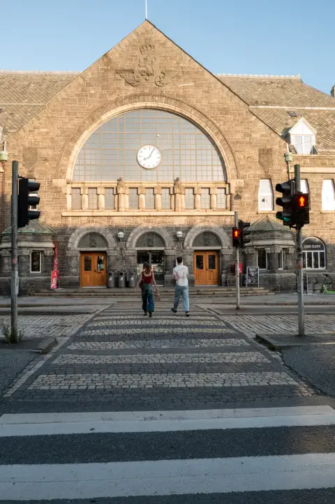 The railway station and its great arched window, Bergen