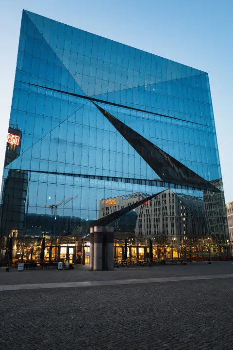 Contre-plongée sur les lignes géométriques de verre d'un immeuble cubique, Berlin