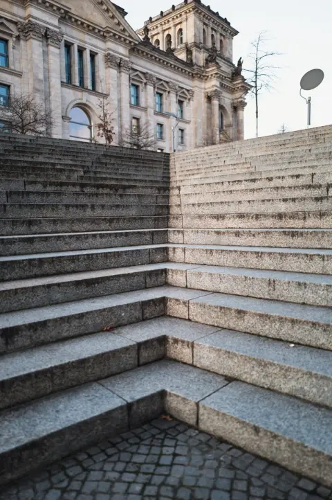 Escalier en éventail menant vers la façade classique du Reichstag, Berlin
