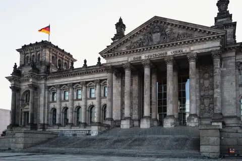 Fronton du Reichstag et son inscription « Dem deutschen Volke » sous un drapeau allemand, Berlin