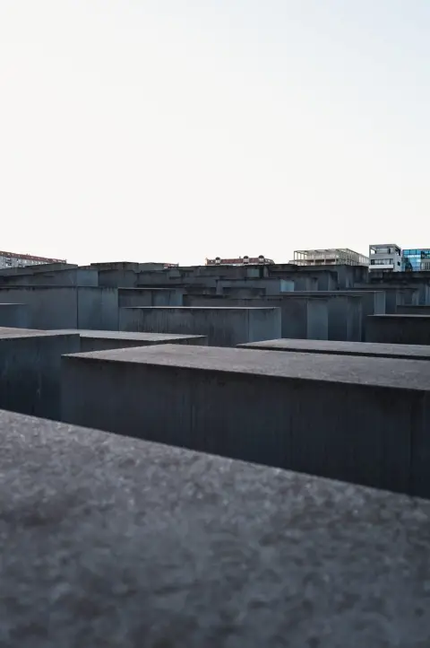 Champ de stèles en béton du mémorial de l'Holocauste dominant les toits, Berlin