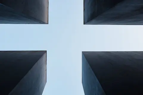 Quatre stèles de béton encadrant un carré de ciel, mémorial de l'Holocauste, Berlin