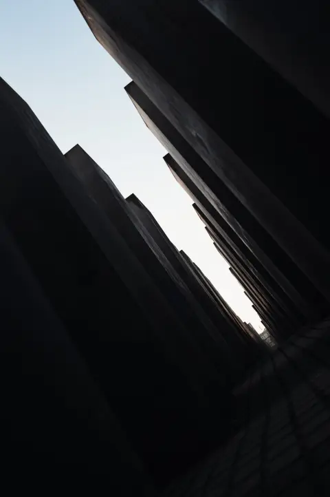 Perspective oblique et sombre entre les stèles inclinées du mémorial, Berlin