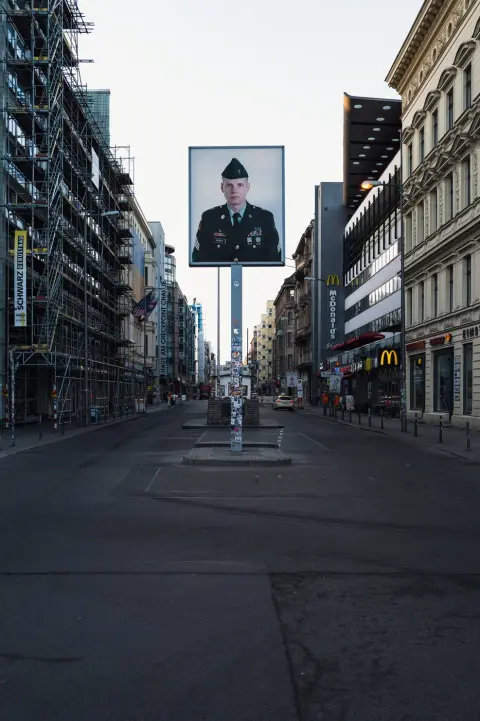 Portrait géant d'un soldat surplombant l'ancien poste de Checkpoint Charlie, Berlin