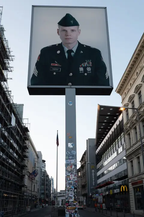 Vue rapprochée du portrait de soldat et du drapeau américain, Checkpoint Charlie, Berlin
