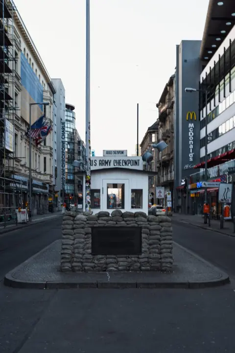 Guérite blanche et sacs de sable du poste historique de Checkpoint Charlie, Berlin