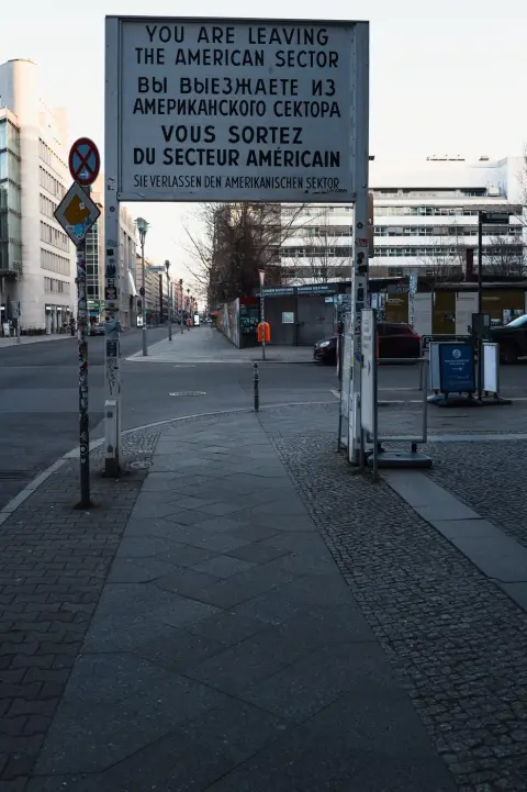 Panneau multilingue annonçant la sortie du secteur américain, Checkpoint Charlie, Berlin