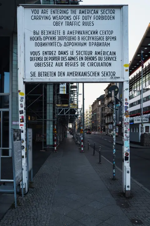 Panneau d'entrée dans le secteur américain sous des échafaudages, Checkpoint Charlie, Berlin