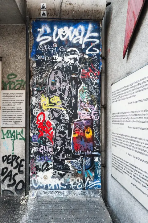 Silhouette peinte sur un vestige du mur de Berlin recouvert de graffitis, Berlin