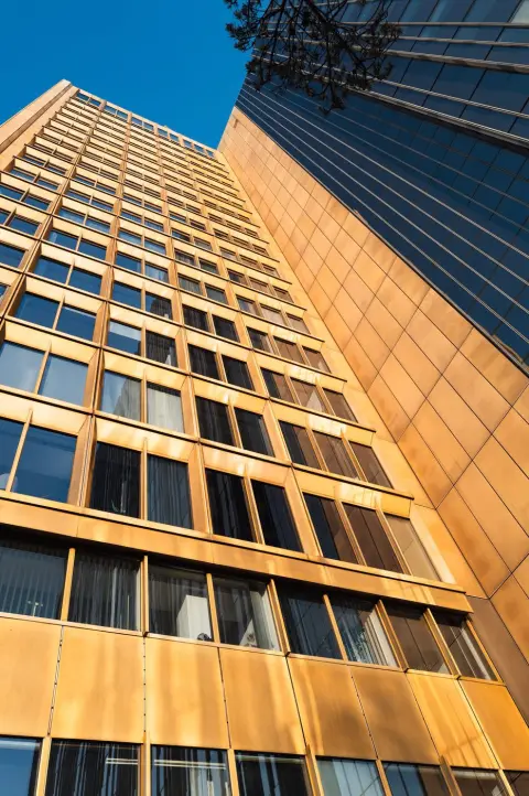 Deux tours dorées se rejoignant vers un angle de ciel bleu, Berlin