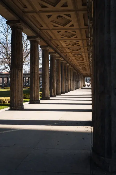 Perspective de colonnes classiques menant vers des visiteurs au loin, Berlin