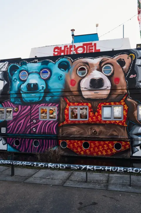Fresque de deux ours peints sur la façade colorée du Shipotel, Berlin