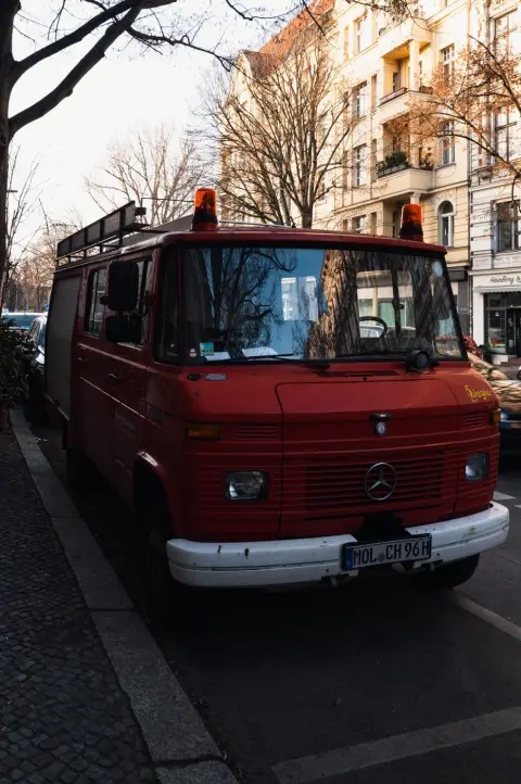 Ancien camion de pompiers rouge garé le long d'une rue résidentielle, Berlin
