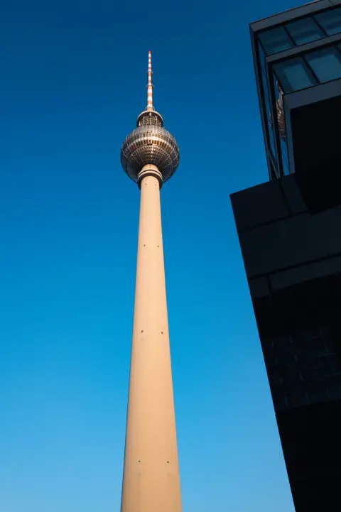 Tour de télévision élancée se détachant sur un ciel bleu profond, Berlin