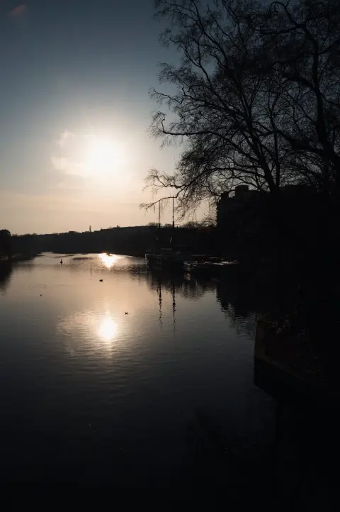 Coucher de soleil sur la rivière, silhouettes de péniches amarrées, Berlin
