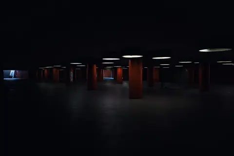 Hall souterrain plongé dans la pénombre, colonnes éclairées par touches, Berlin
