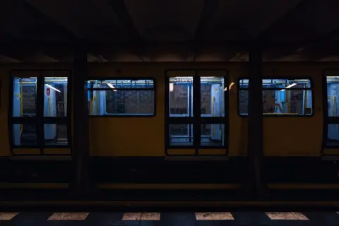 Portes illuminées d'une rame de métro à l'arrêt en pénombre, Berlin