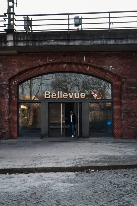 Entrée en brique de la station Bellevue sous un pont ferroviaire, Berlin