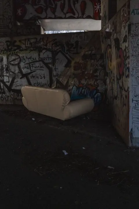 Canapé abandonné dans une alcôve entièrement recouverte de graffitis, Berlin