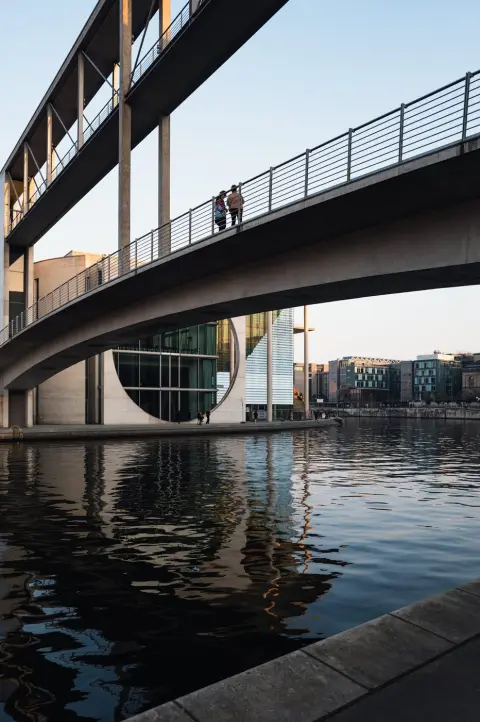 Passerelle courbe reliant deux bâtiments du Bundestag au-dessus de la Spree, Berlin