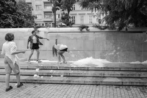 Enfants s'eclaboussant de mousse dans une fontaine urbaine, Budapest