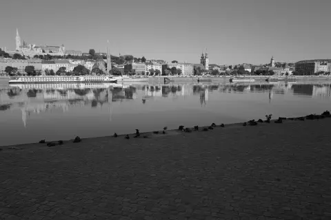 Rangee de chaussures de bronze le long du Danube face au Bastion des Pecheurs, Budapest